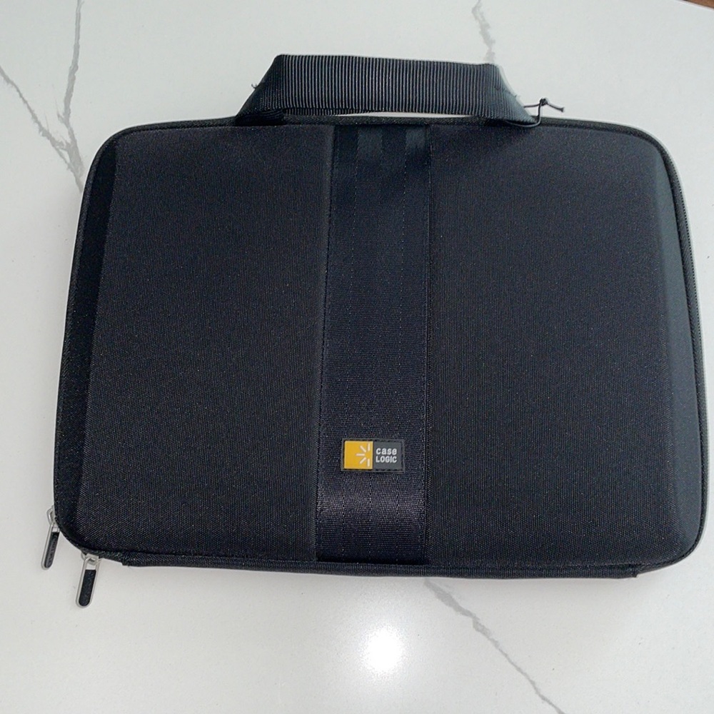CASE LOGIC ZIPPERED CASE